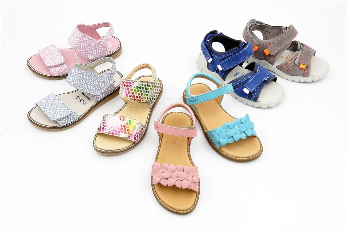 お子様のサンダルもいろいろそろっています!