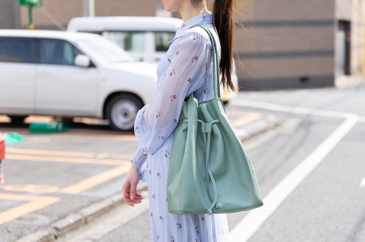 軽量で機能的 カラー豊富なイタリア製レザートートバッグ