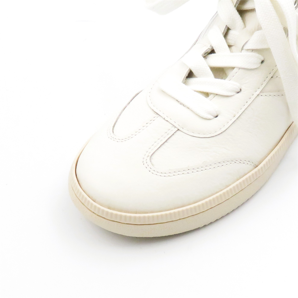 
                  
                    600421 SPORTY.WHITE
                  
                