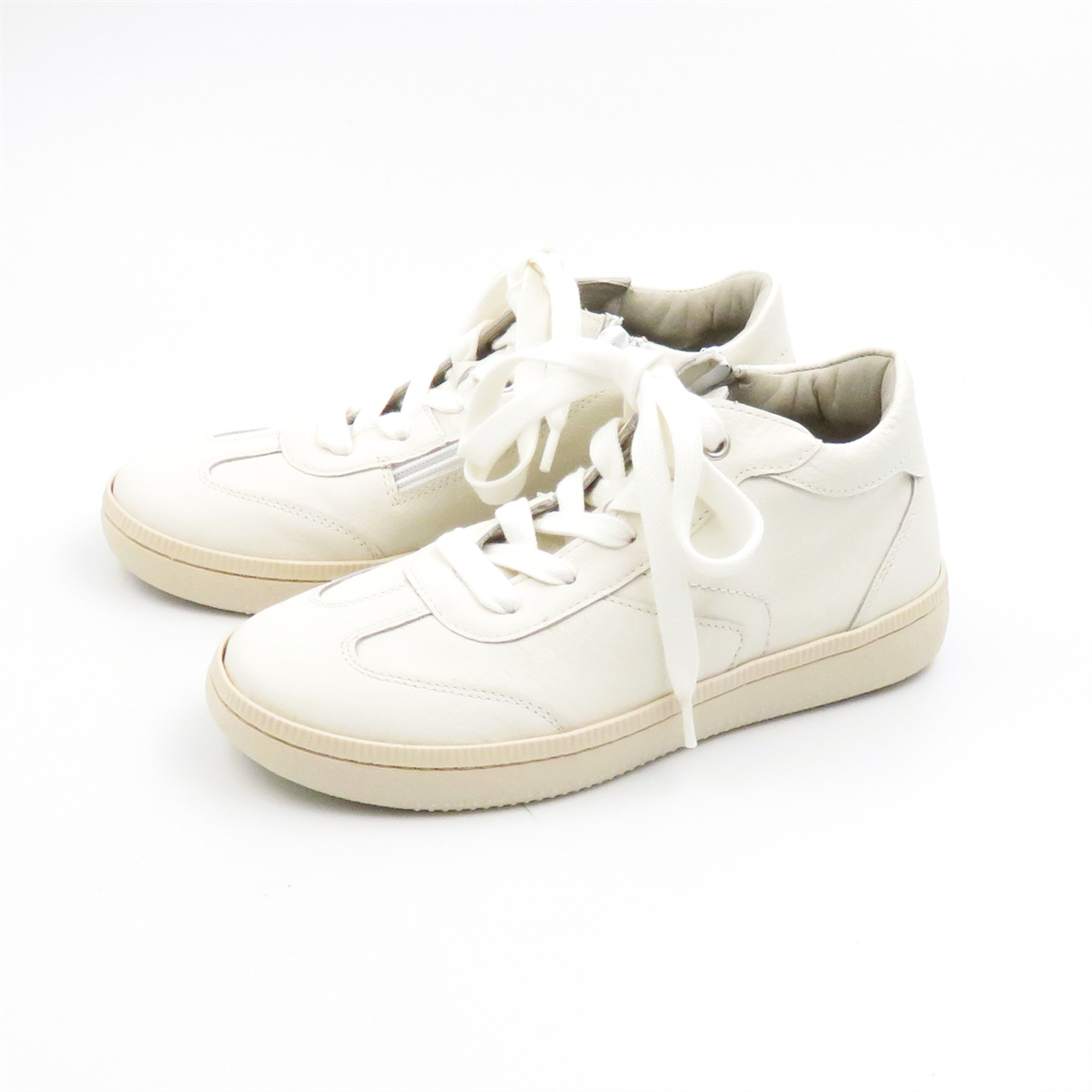 
                  
                    600421 SPORTY.WHITE
                  
                