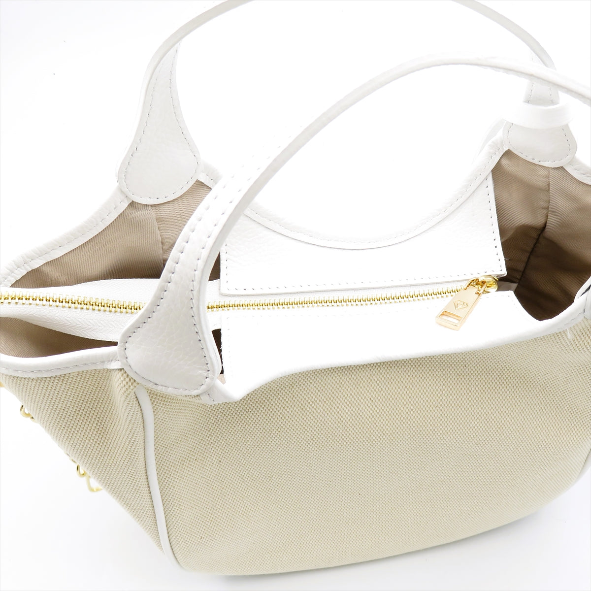 
                  
                    CA157O-01WH WHITE
                  
                