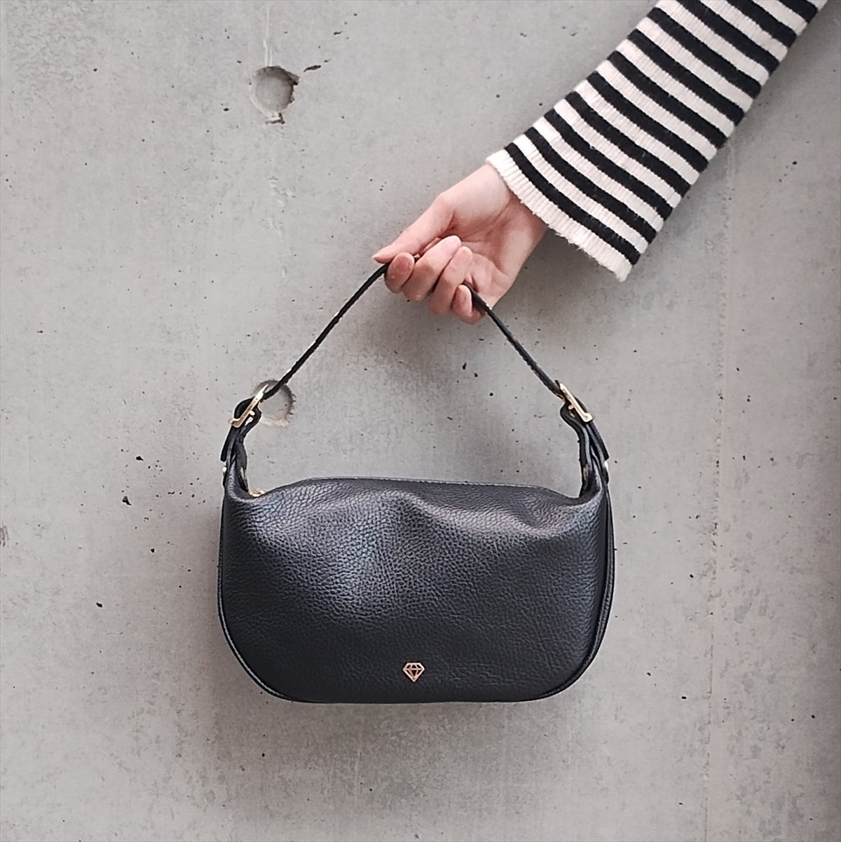 
                  
                    CA148-01BK BLACK
                  
                