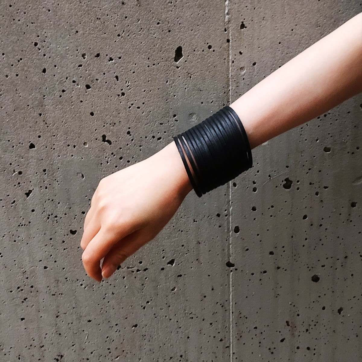 
                  
                    BRACELET L.W261 BLK
                  
                