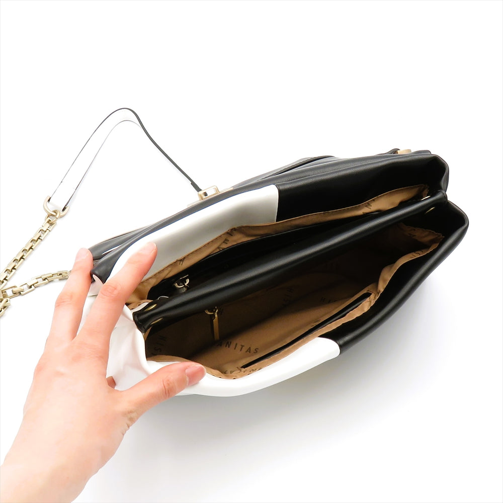 
                  
                    BV253978 BAG BLK.WHT
                  
                